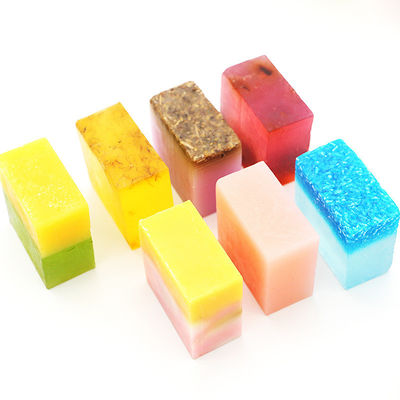 Produit d'hygiène féminine 100g de savon organique pour le nettoyage vaginal avec des ingrédients naturels